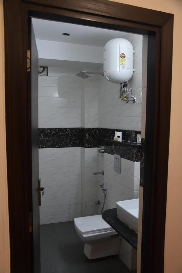 Hotel De Luxe Basai Road Gurgaon Exteriör bild