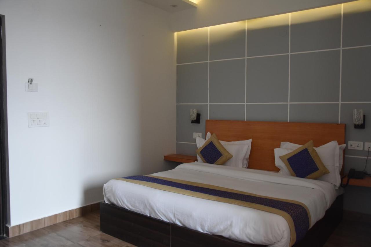 Hotel De Luxe Basai Road Gurgaon Exteriör bild
