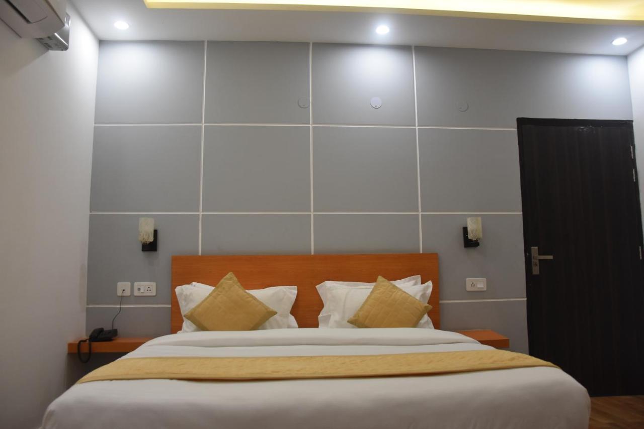 Hotel De Luxe Basai Road Gurgaon Exteriör bild