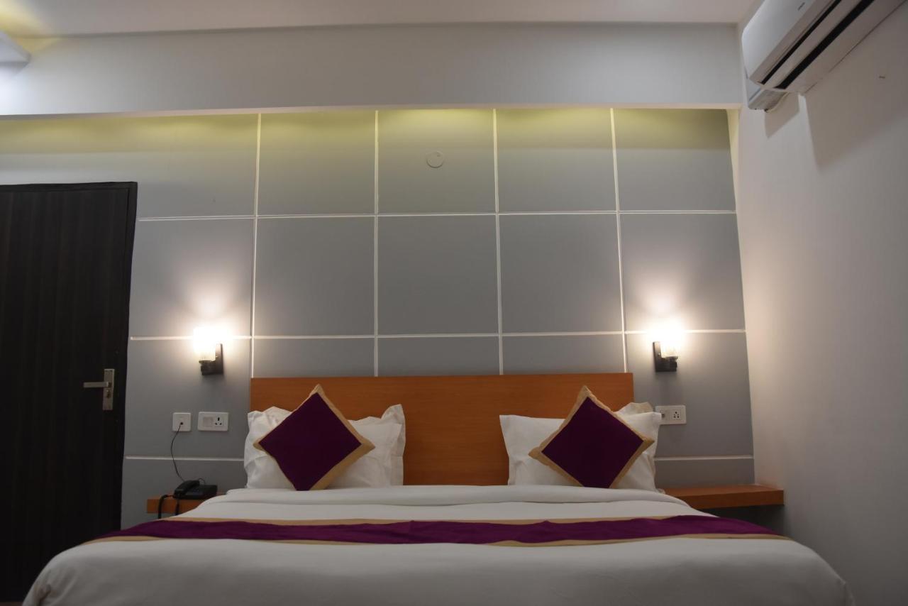 Hotel De Luxe Basai Road Gurgaon Exteriör bild