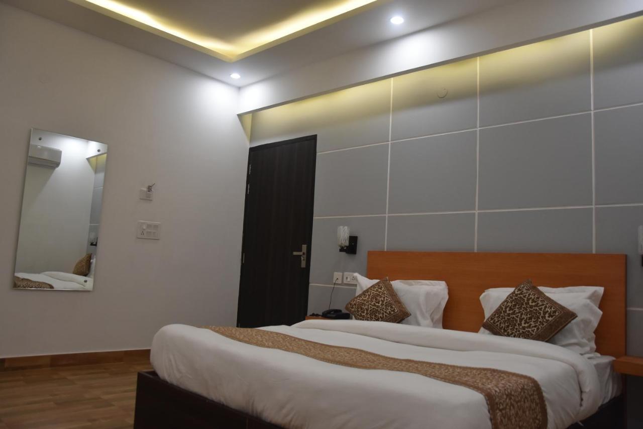 Hotel De Luxe Basai Road Gurgaon Exteriör bild
