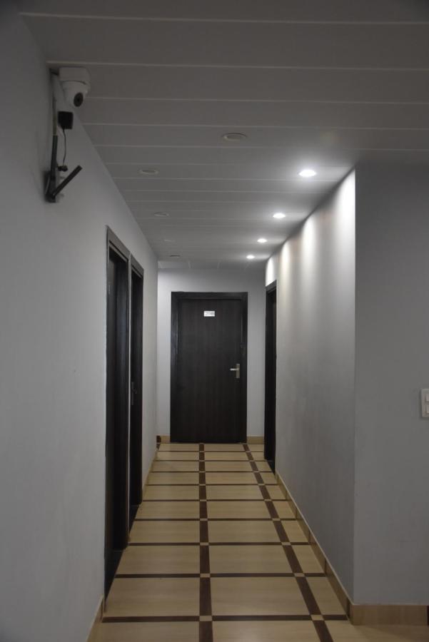 Hotel De Luxe Basai Road Gurgaon Exteriör bild