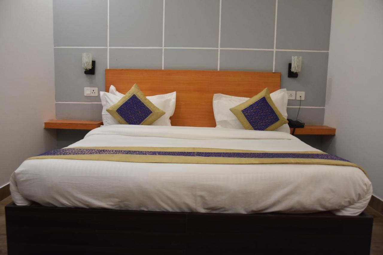 Hotel De Luxe Basai Road Gurgaon Exteriör bild