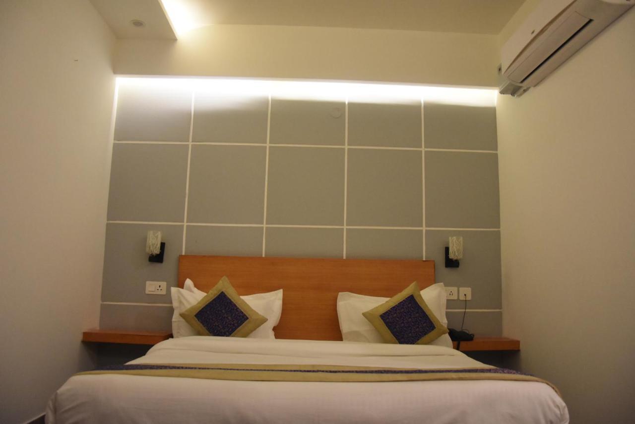 Hotel De Luxe Basai Road Gurgaon Exteriör bild