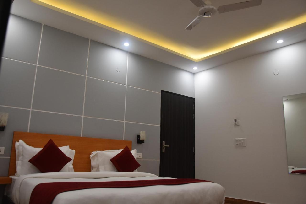 Hotel De Luxe Basai Road Gurgaon Exteriör bild