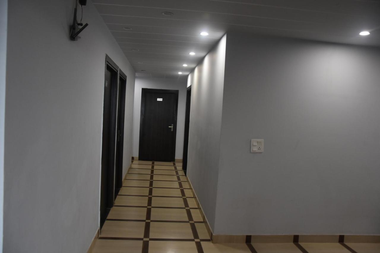 Hotel De Luxe Basai Road Gurgaon Exteriör bild