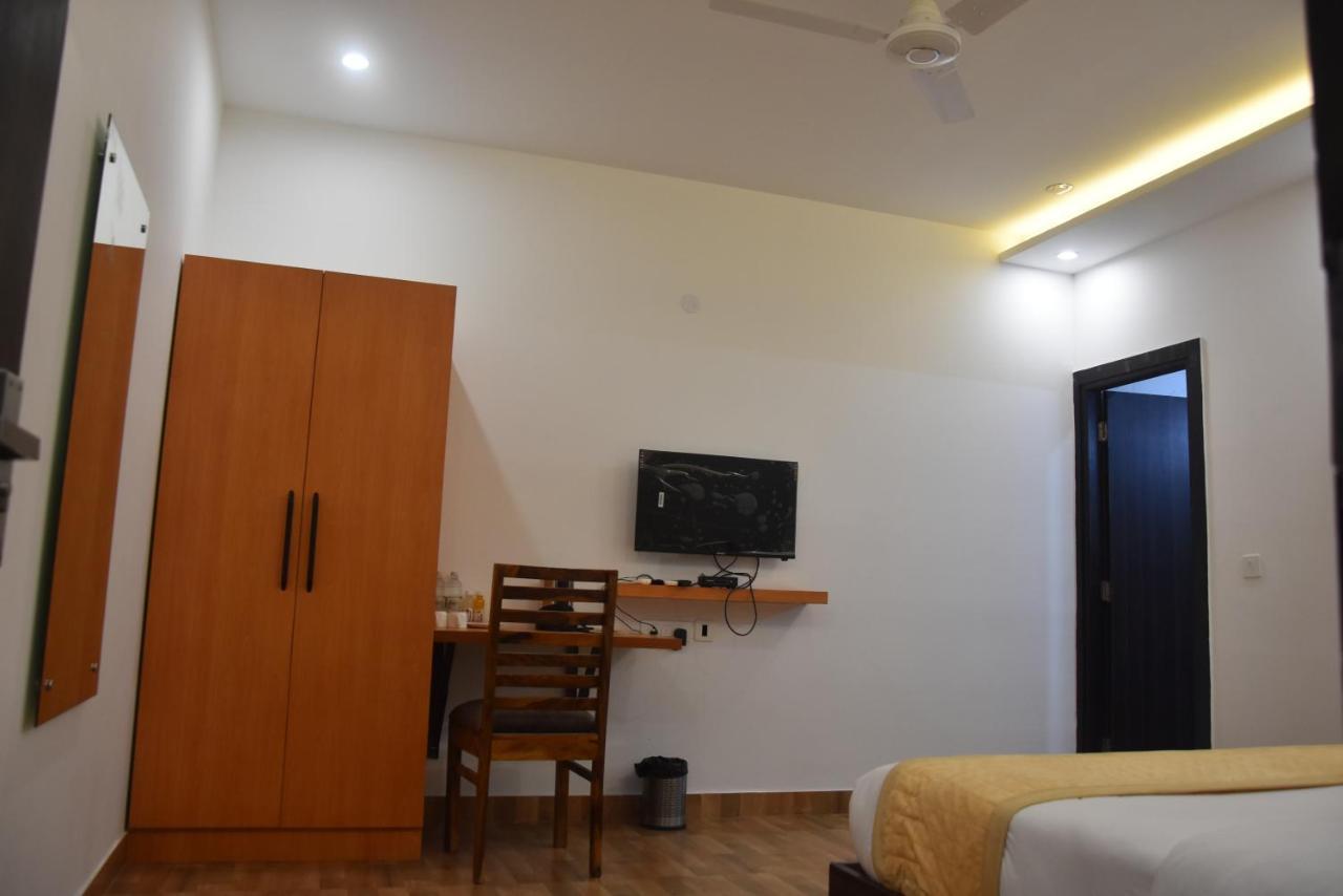Hotel De Luxe Basai Road Gurgaon Exteriör bild