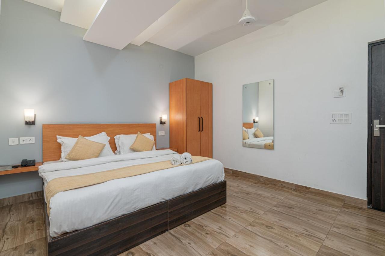 Hotel De Luxe Basai Road Gurgaon Exteriör bild