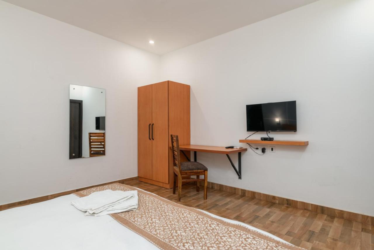 Hotel De Luxe Basai Road Gurgaon Exteriör bild