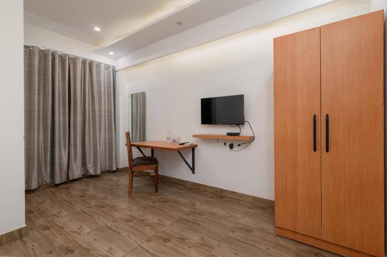 Hotel De Luxe Basai Road Gurgaon Exteriör bild